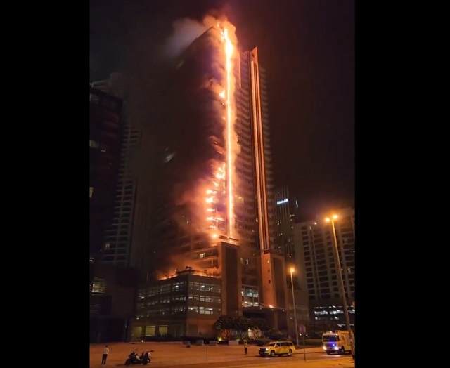 В Дубае загорелся небоскреб 8 Boulevard Walk by Emaar