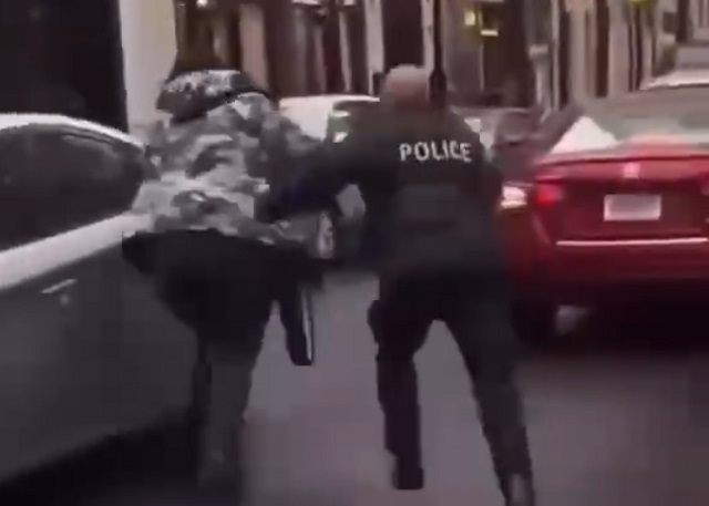 женщина убегает от полицейского