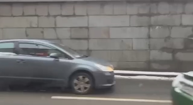 В Москве заметили водителя, решившегося покататься на кабриолете в мороз