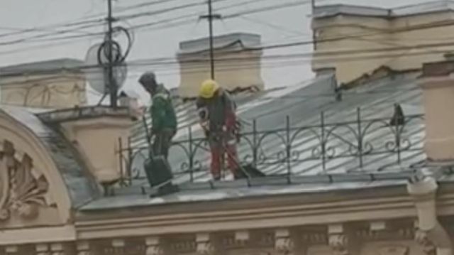 В Санкт-Петербурге коммунальщики начали уборку невидимого снега