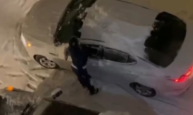чистит машину от снега