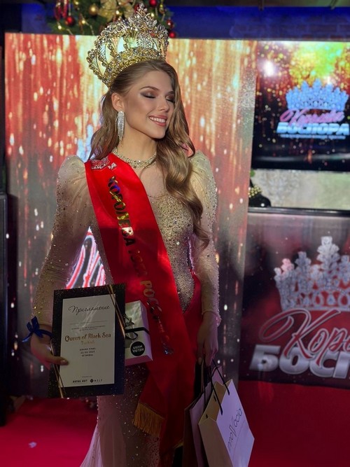 16-летняя школьница из Ростова Дарья Федорова победила в конкурсе «Королева Юга России 2022» (13 фото)