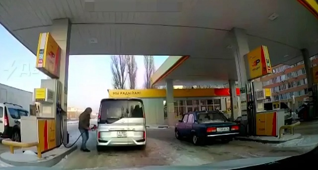 В Воронеже мужчина решил подсветить бензобак зажигалкой