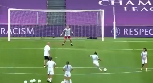 Как женская футбольная команда тренируется пробивать пенальти