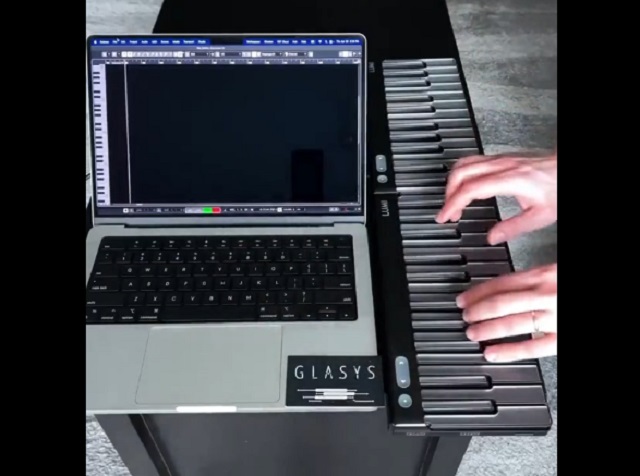ноутбук и синтезатор