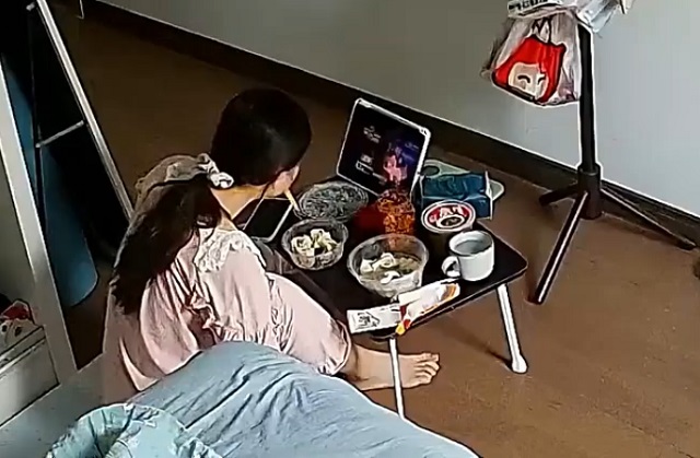 девушка обедает