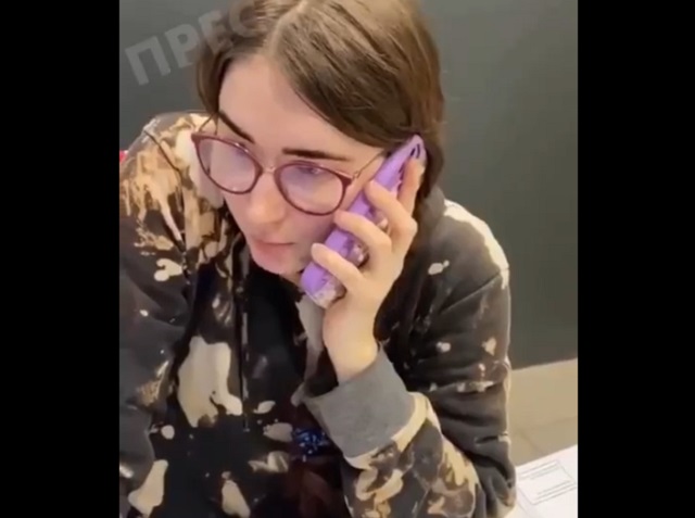 девушка говорит по телефону