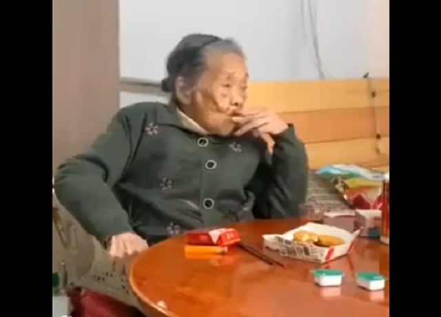 бабушка курит