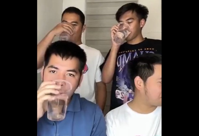 ребята пьют воду