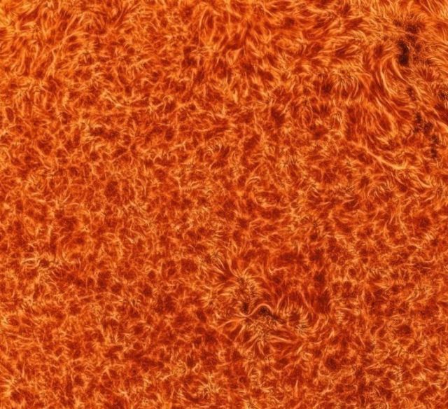 Астрофотографы сделали фото Солнца с солнечным вихрем