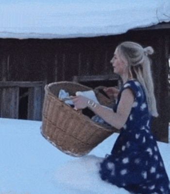 девушка в снегу