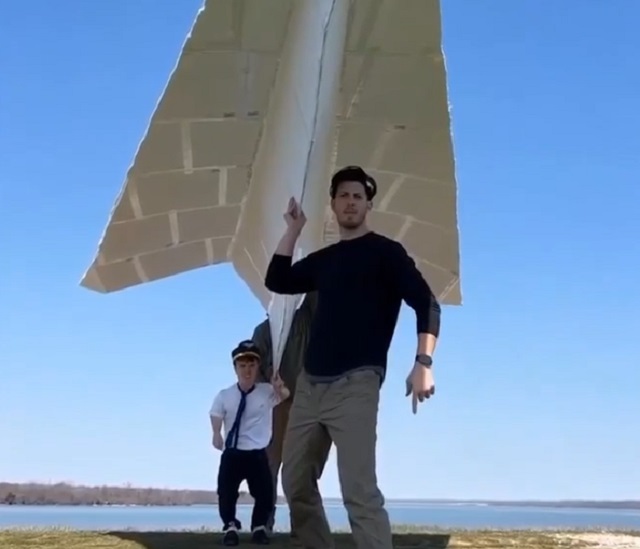 Запуск огромного бумажного самолетика