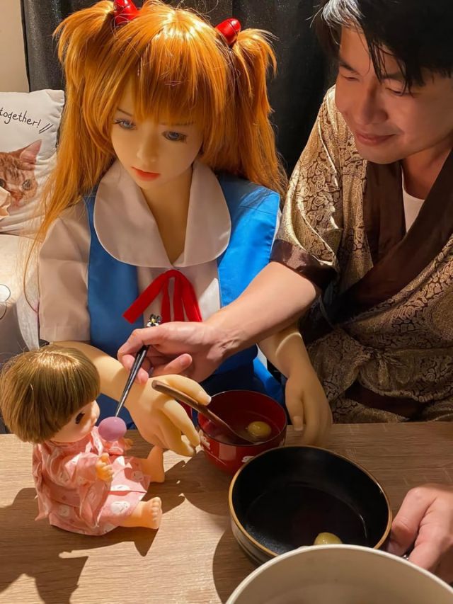 Китаец из Гонконга решил встречаться с пластиковой куклой из аниме