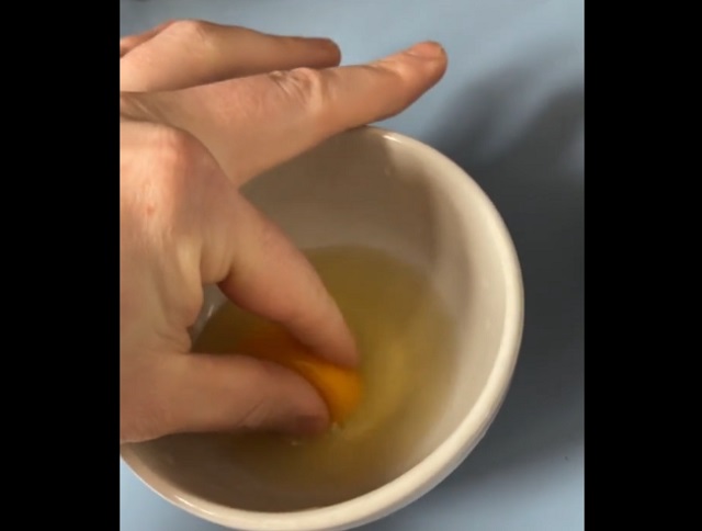 Как отделить желток от белка пальцами