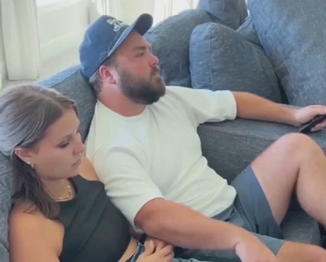 парень и девушка на диване