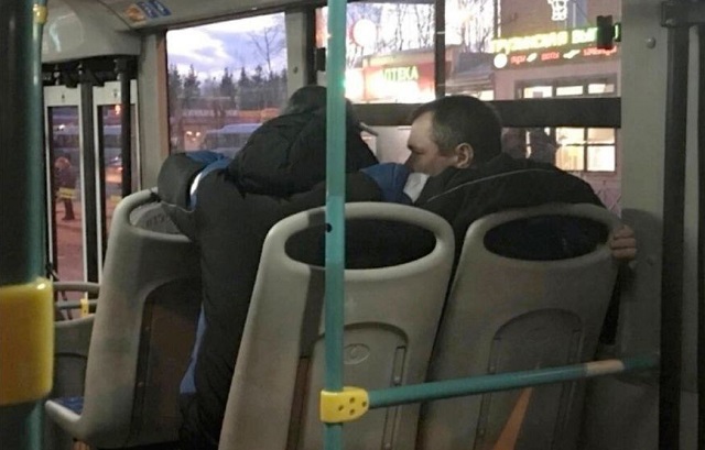мужчины в автобусе