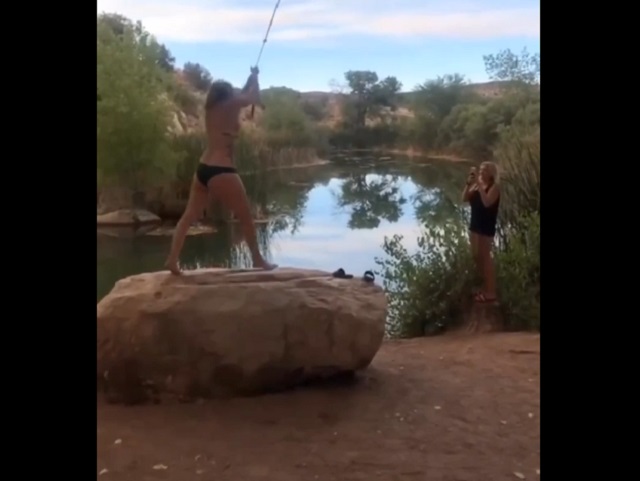девушка прыгает с тарзанки