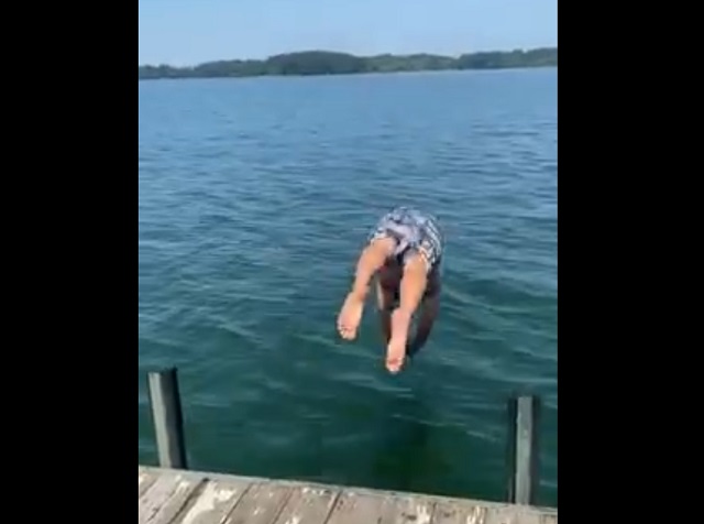 парень ныряет в воду