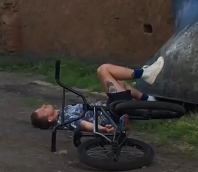 парень упал с велосипеда