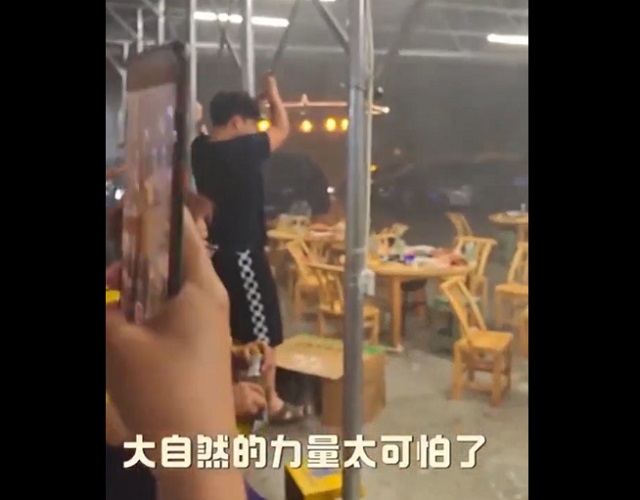В Китае люди пытались удержать крышу кафе