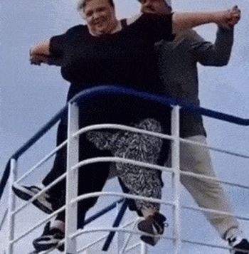 Романтичная пара повторила сцену из "Титаника"