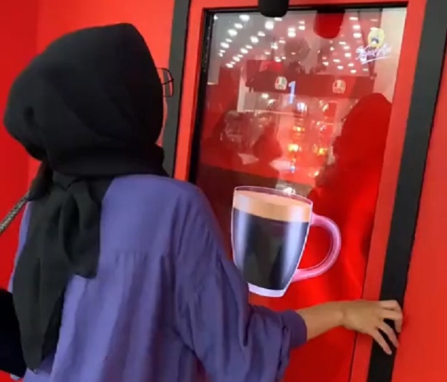 Автомат, который наливает бесплатный кофе, если сильно покричать