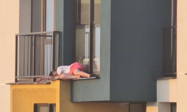 девушка спит на карнизе 24-го этажа
