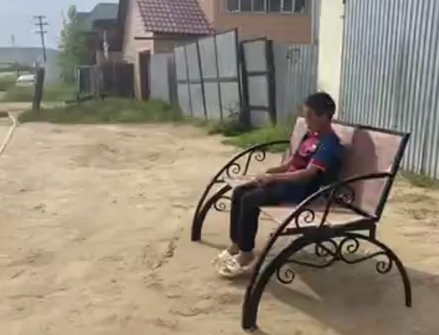 мальчик сидит на лавке
