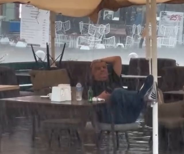 мужчина в кафе