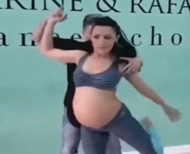 беременная девушка танцует