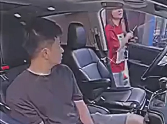 парень и девушка в машине