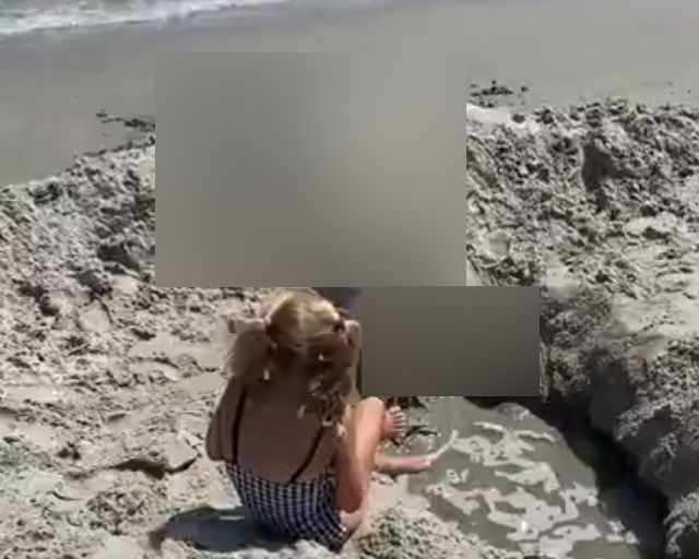 девочка на пляже