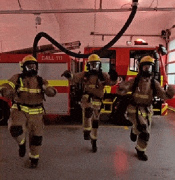 Забавный танец пожарных