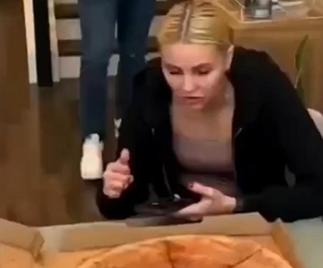 девушка с пиццей