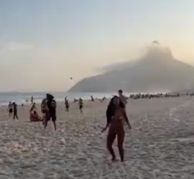 Девушки играют в навесного на пляже