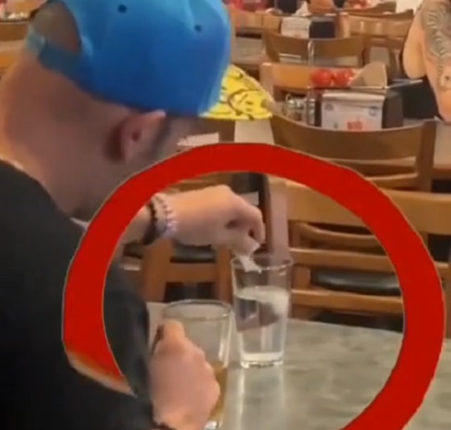 парень подсыпал порошок в стакан