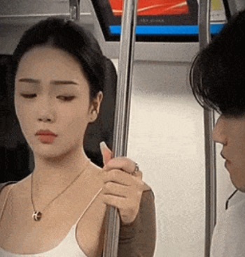 Девушка перепутала поручни в метро