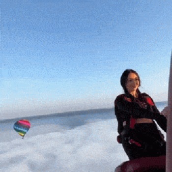 прыжок девушки с воздушного шара