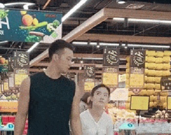 парень и девушка в супермаркете