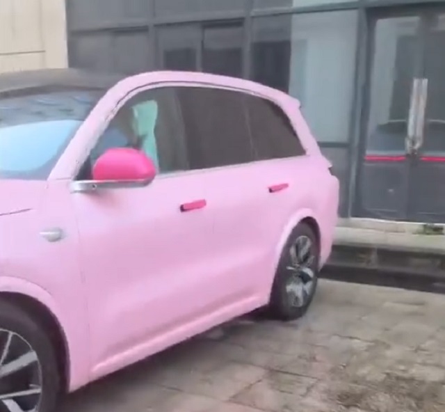 розовая машина