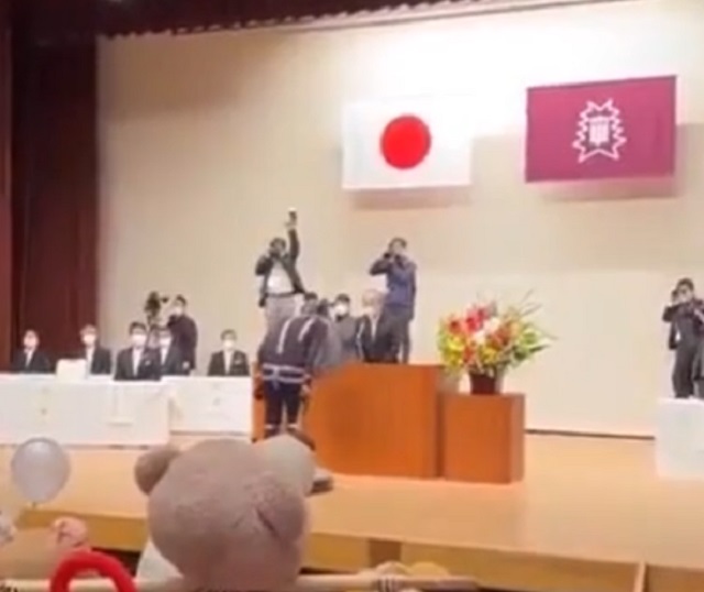 Вручение дипломов в университете Киото