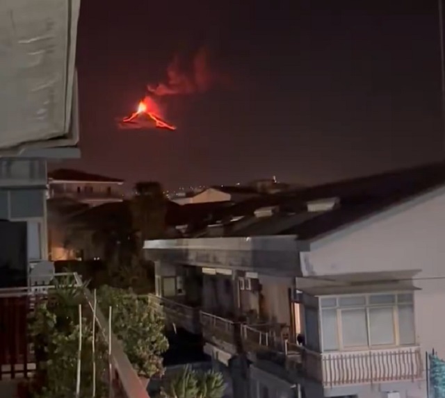 В Италии снова начал извергаться вулкан Этна
