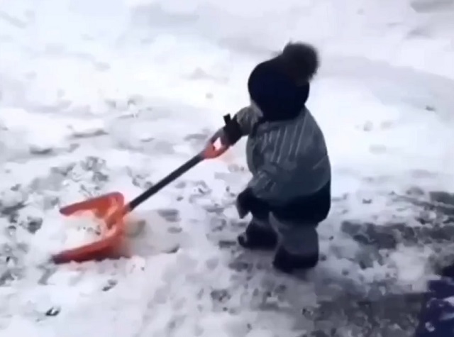 ребенок с лопатой