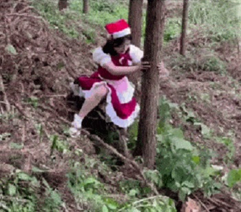 девушка валит дерево