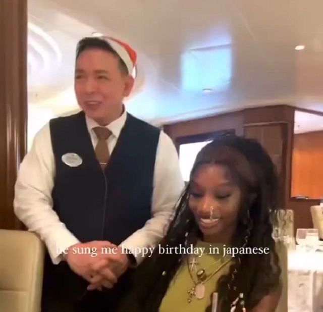 Официанта попросили спеть девушке песню "Happy Birthday" на японском языке