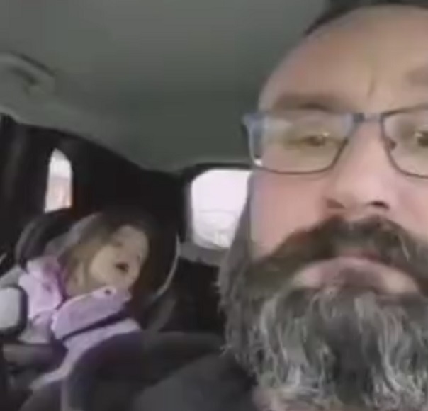 девочка спит в машине