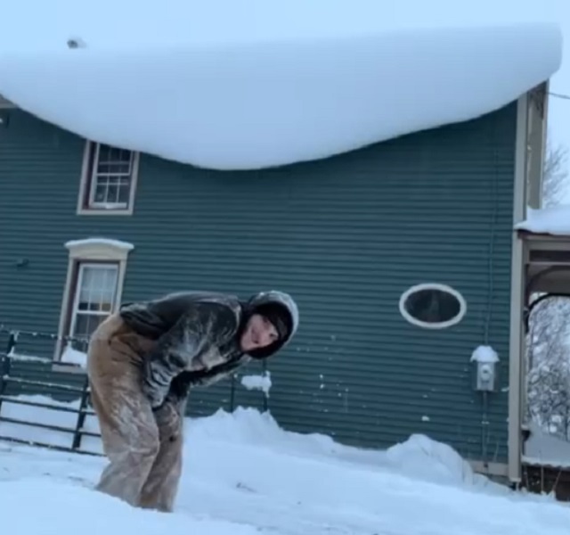 Отчаянные попытки сбить снег с крыши