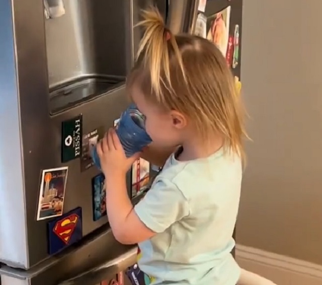 девочка пьют воду
