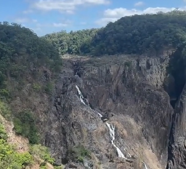 Водопад Бэррон в Австралии