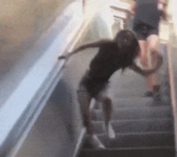 Девушка падает с эскалатора
